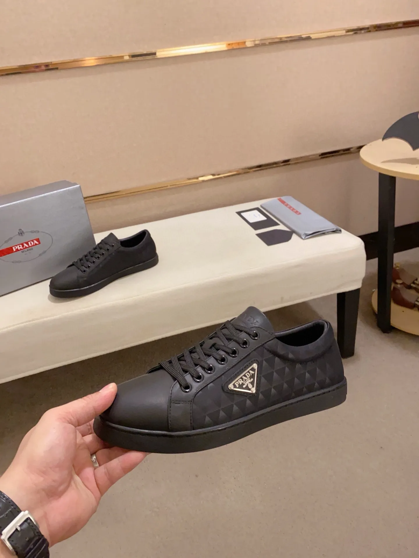 Men's shoes 💰 580💰 ✔️✔️✔️High-quality new PRADA counters are launched at the same time. The new men's shoes and 😘fabrics are selected from first-layer cowhide and are made by pure handicrafts. Lining: Full cowhide lining. 👍🏿 High-end ☄️ air-cushion molded anti-slip rubber outsole, exquisite lines, simple and elegant, comfortable and high-end for leisure travel. Code number: 38 to 44 (45 can be customized)